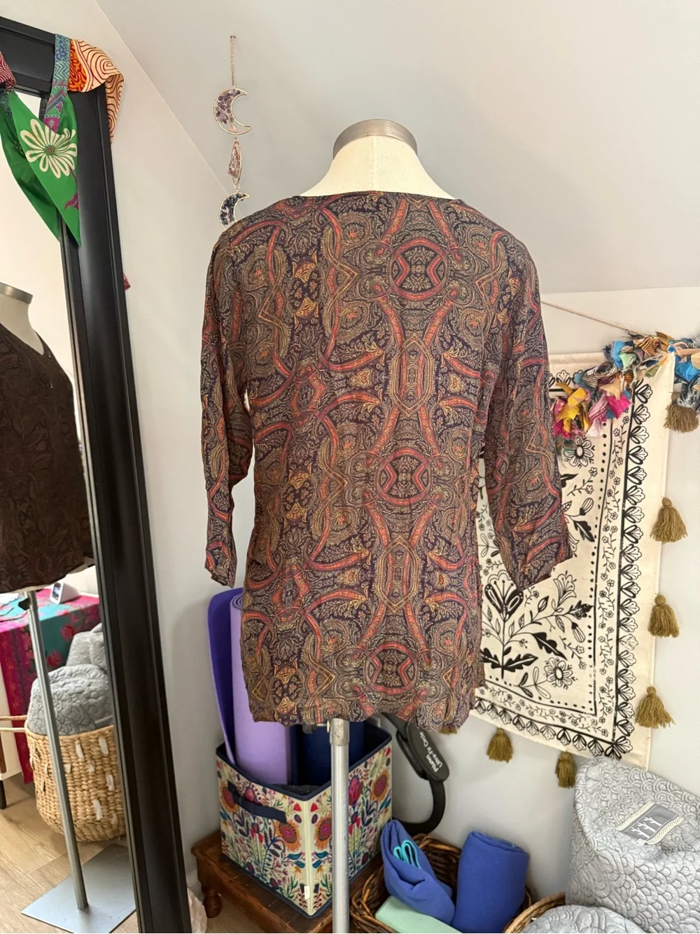 Patterned V-Neck 3/4 Sleeve Women's Top - Brown Paisley Print - Picture 4 of 8